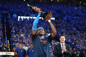 连庄MVP！亚历山大本季常规赛场均31.1+4.3+6.6 上赛季32.7+5+6.4