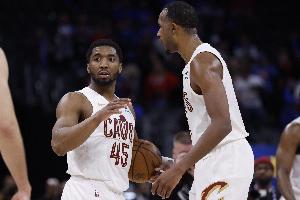 米切尔：阿伦和莫布里不断提升上限 我真为他们感到骄傲