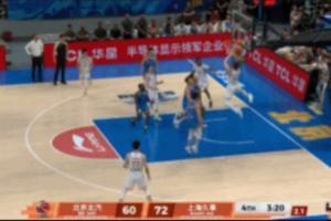 过于离谱了！王哲林一个完全没人管的简单空接 竟然被篮筐帽了...