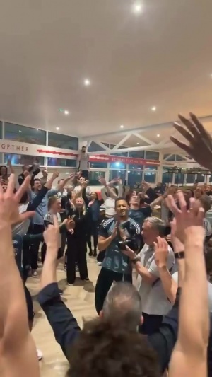 灵魂歌手！萨卡晒视频，萨利巴被众人围在中间深情投入领唱