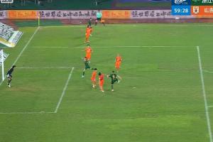 浙江1-1泰山！程进补射破门，边裁举旗但VAR介入认定不越位
