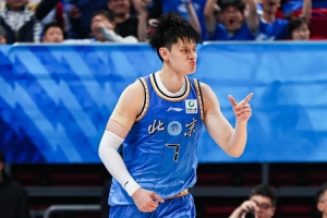 没有一点状态！曾凡博5中1得到5分2板2助 三分4中1
