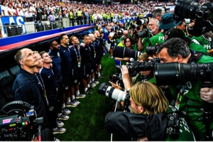 图赫尔抱怨FIFA：唱国歌时身前50个摄影师怼脸，这破坏了我的体验