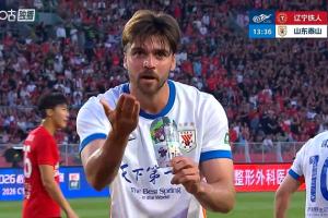 泰山客场1-0领先！前场配合后谢文能下底助攻，泽卡包抄卧射破门