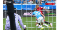 蓉城开场5分钟1-0新鹏城！女主裁董方雨判点，韦世豪点射破门