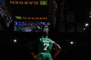 凯记：保持原班人马再冲一次吧 你不交易杰伦·布朗他不会罢工的
