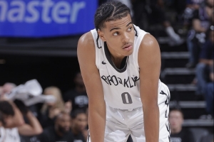记者：6号秀小迈克尔·布朗射程远无球威胁大 比预期中纪律性更好