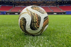 FIFA为世界杯半决赛、决赛推出新款用球，金黑白三色设计