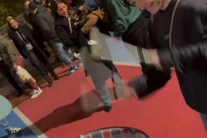 巴黎中场内维斯女友现场化身鼓手激情敲鼓，这颜值是真不错~