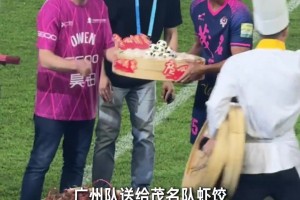 体验广东民俗~欧文在粤超现场用扁担挑起荔枝