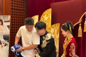 婚礼搞笑！当篮球蜜参加詹黑婚礼 直接带球衣和新娘新郎合影