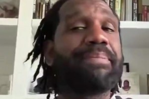 这是怎么做到的？？！文班亚马投完三分能直接冲进去补扣！