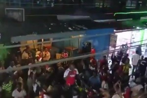 肯尼亚的阿森纳球迷走上街头疯狂庆祝夺冠