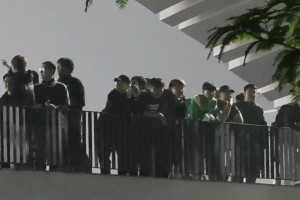 不和谐！实拍：青岛西海岸球迷赛后唱《小乌龟》调侃国安球迷