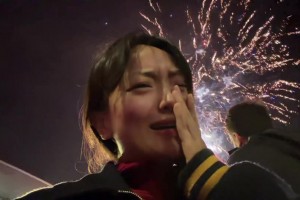 不容易啊！阿森纳夺冠，女枪迷明月眼含热泪庆祝