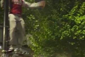 已经是凌晨1点了，酋长球场外丝毫没有停歇的迹象