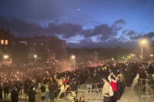 隔着屏幕都被震撼！红烟滚滚、万人大合唱，酋长球场外相当热闹！