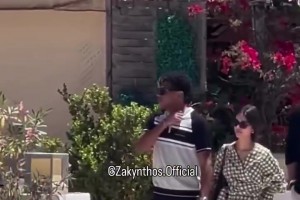 恋情曝光？亚马尔希腊度假，与20岁新绯闻女友牵手逛街被拍