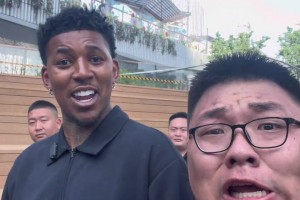 他都不给科比传球，给你传了一个！