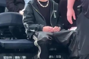 尼克斯铁粉！甜茶到场观战，但好像没带女友凯莉·詹娜~
