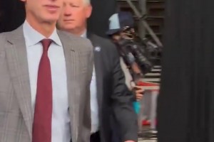 又来现场观战！雷霆G3战胜马刺后 总裁肖华离开球馆